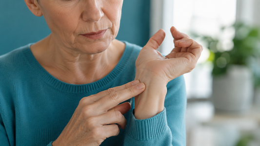 Person tastet schmerzende Handgelenk ab – Handgelenk schmerzen Diagnosen Übersicht Reflexit