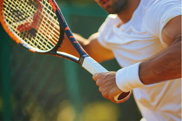 Ein Tennisspieler in Aktion.